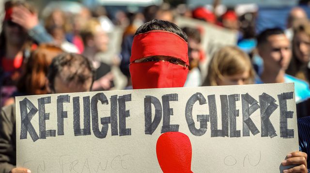 En crise, la France se crispe et sa tradition d'asile faiblit