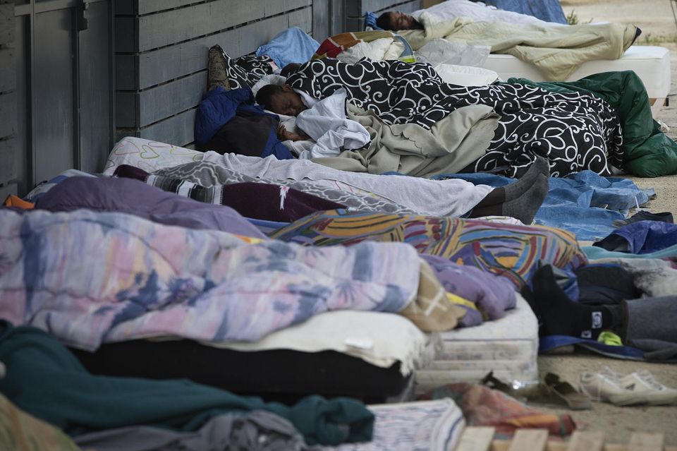 R&eacute;fugi&eacute;s, migrants, sans-abri : refuser la concurrence entre les pr&eacute;caires